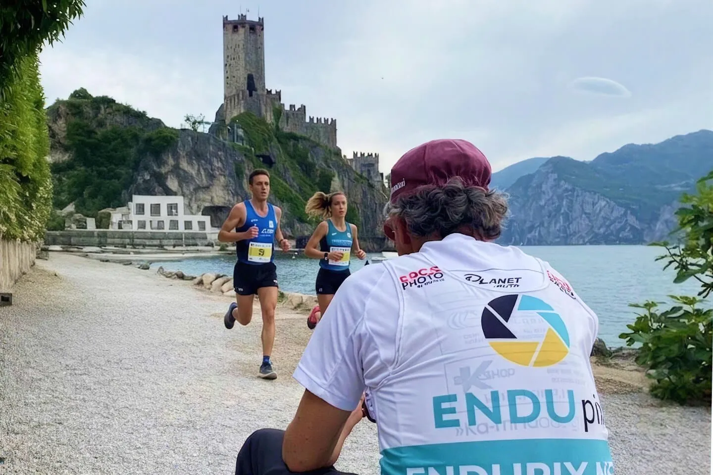 Fotografo ENDUpix al lavoro durante una gara sul lago di Garda